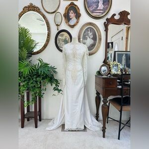 ✨ Vintage Long Sleeve Lace Wedding Dress with Bustle
